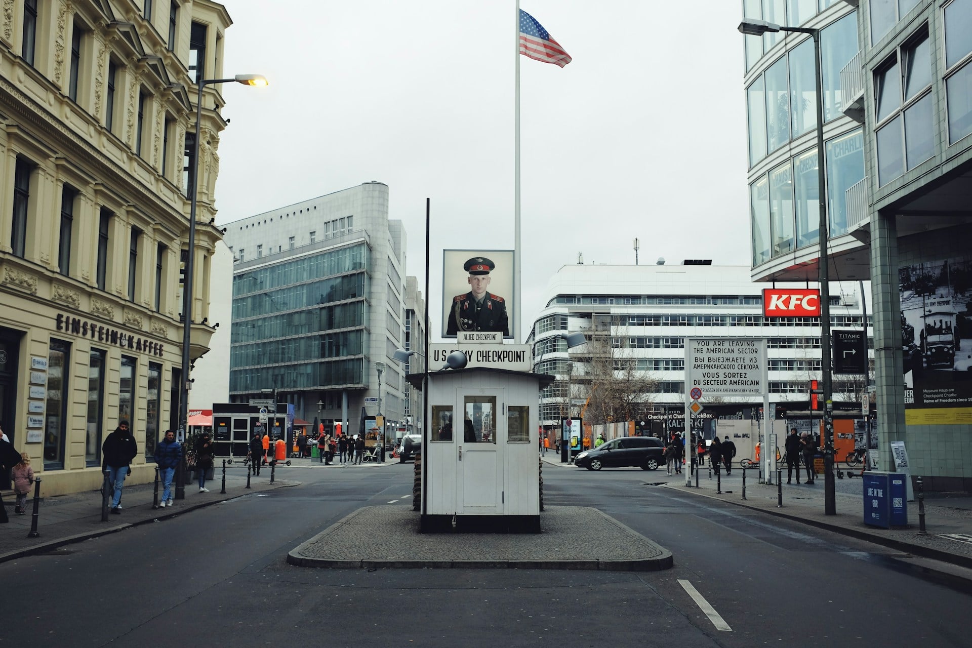 Checkpoint Charlie: Il confine dei mondi